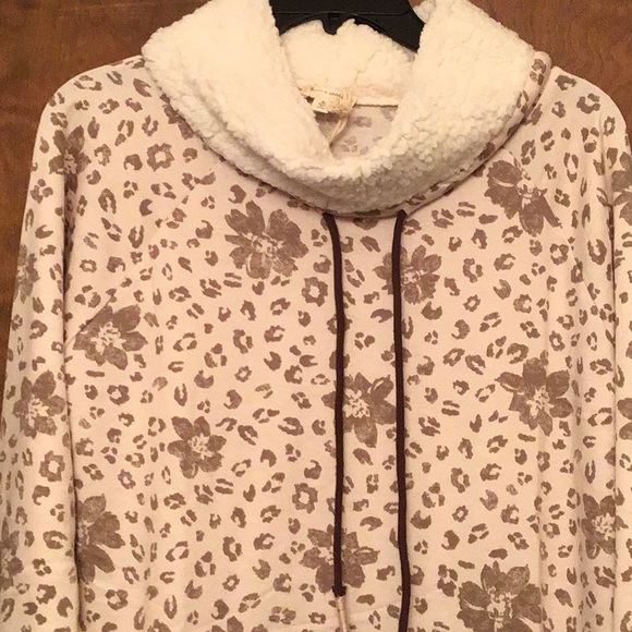 Hem and Thread top w/sherpa collar NWT - Picture 1 of 6